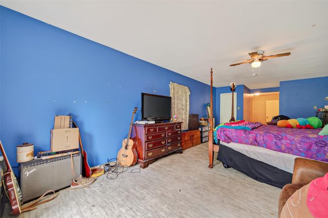 141 Town And Country Drive, Huntsville, TX 77320