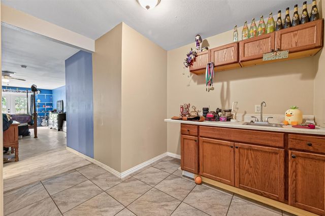 141 Town And Country Drive, Huntsville, TX 77320