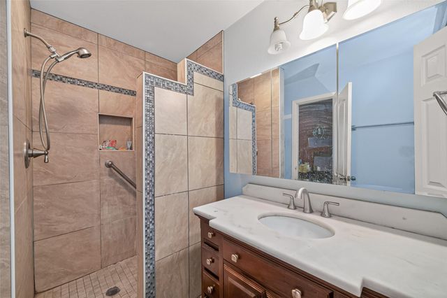 141 Town And Country Drive, Huntsville, TX 77320