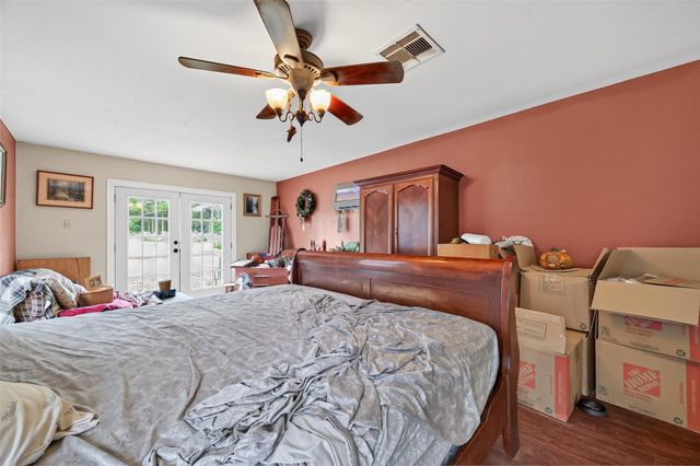 141 Town And Country Drive, Huntsville, TX 77320