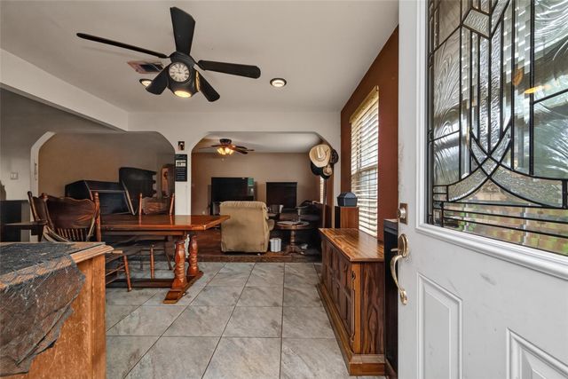 141 Town And Country Drive, Huntsville, TX 77320