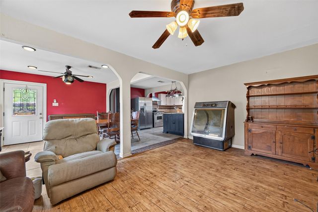 141 Town And Country Drive, Huntsville, TX 77320
