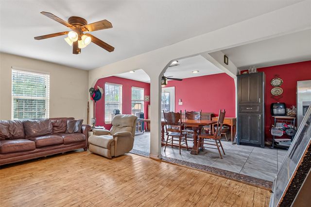 141 Town And Country Drive, Huntsville, TX 77320