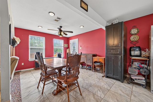 141 Town And Country Drive, Huntsville, TX 77320