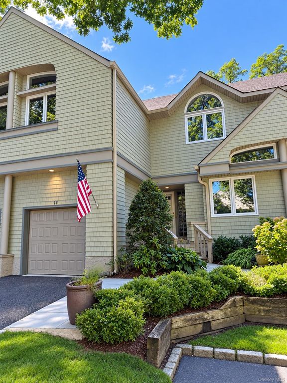 14 Insbrook Court, Huntington, NY 11743 — photo 2