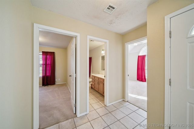 11992 S Cherrywood Drive, Claremore, OK 74017