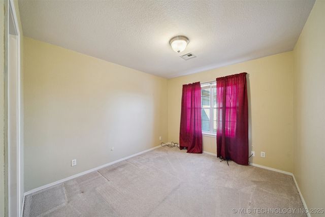 11992 S Cherrywood Drive, Claremore, OK 74017