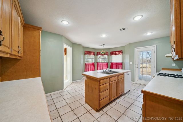 11992 S Cherrywood Drive, Claremore, OK 74017