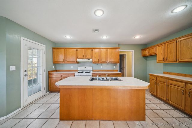 11992 S Cherrywood Drive, Claremore, OK 74017