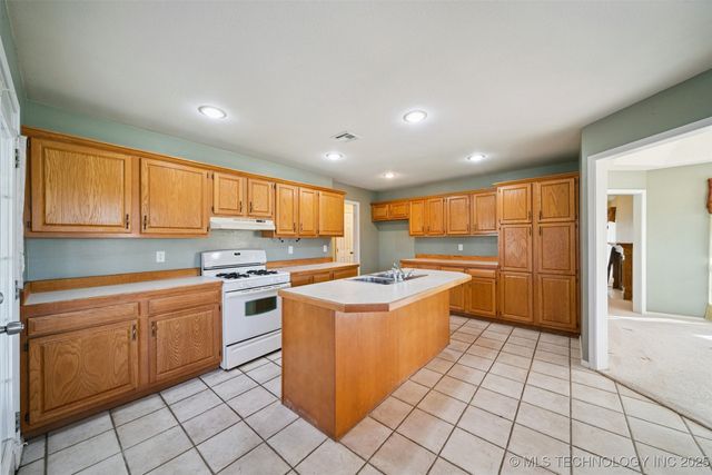 11992 S Cherrywood Drive, Claremore, OK 74017