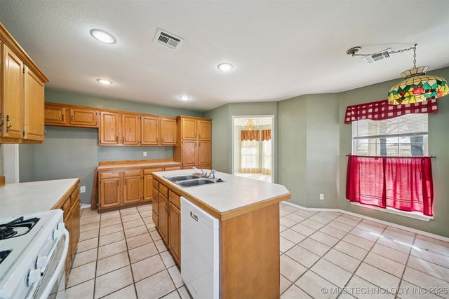 11992 S Cherrywood Drive, Claremore, OK 74017