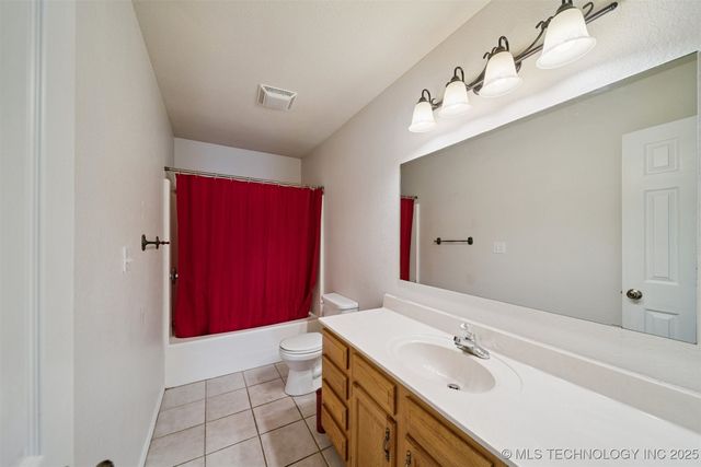 11992 S Cherrywood Drive, Claremore, OK 74017