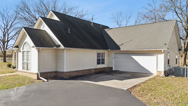 11992 S Cherrywood Drive, Claremore, OK 74017