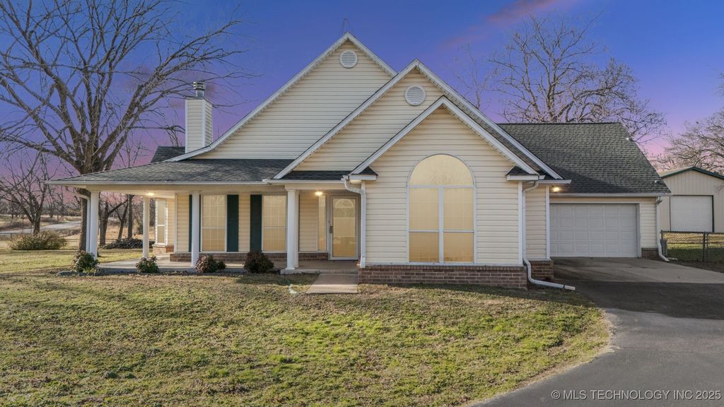 11992 S Cherrywood Drive, Claremore, OK 74017