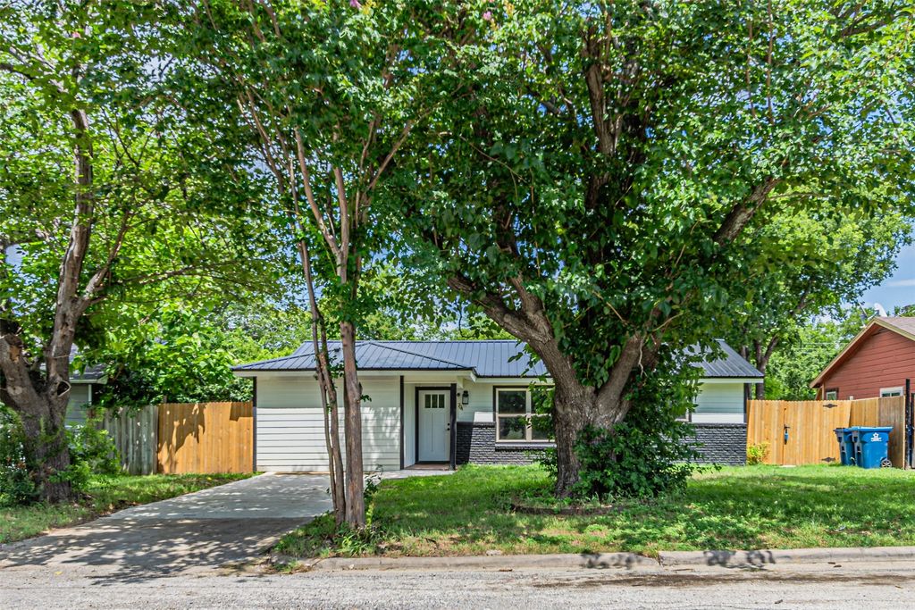 704 N Ray Street, Alvarado, TX 76009