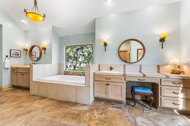 122 WOODLAND RANCH RD, Boerne, TX 78015