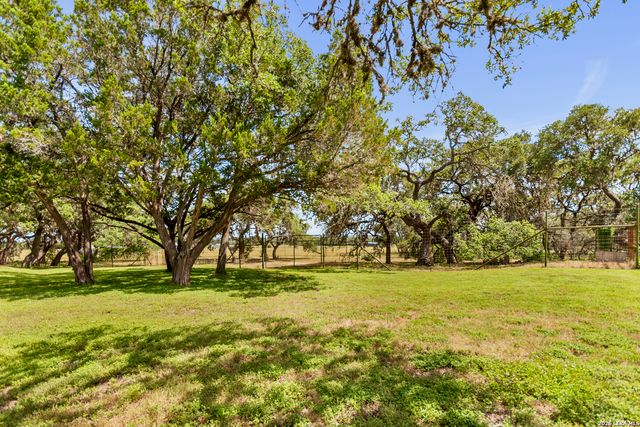 122 WOODLAND RANCH RD, Boerne, TX 78015