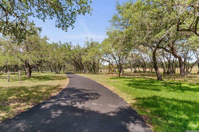 122 WOODLAND RANCH RD, Boerne, TX 78015