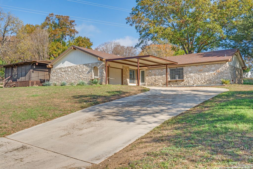 640 Crest Lane, New Braunfels, TX 78130