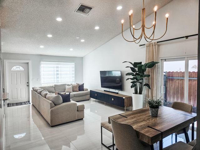 13431 SW 9th Place, Davie, FL 33325