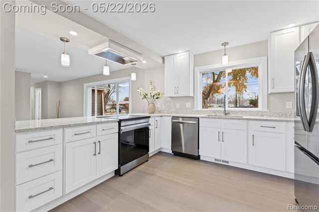 3460 Clayton Avenue, Waterford, MI 48329