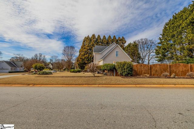 102 Spring Lake Loop, Simpsonville, SC 29681