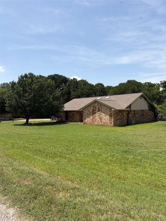 200 Windridge Trail, Burleson, TX 76028 — exterior
