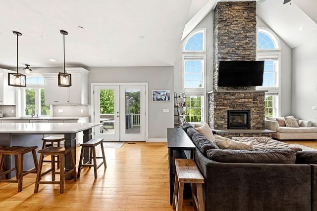 14 Amber Dr, Wrentham, MA 02093