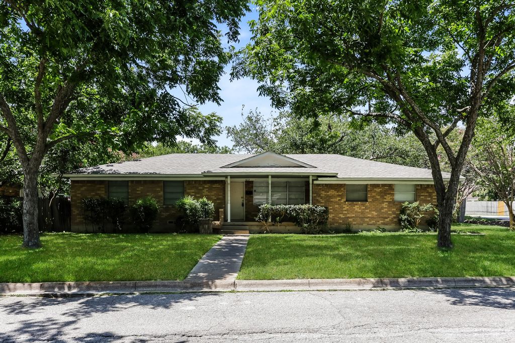 613 E University Avenue, Waxahachie, TX 75165