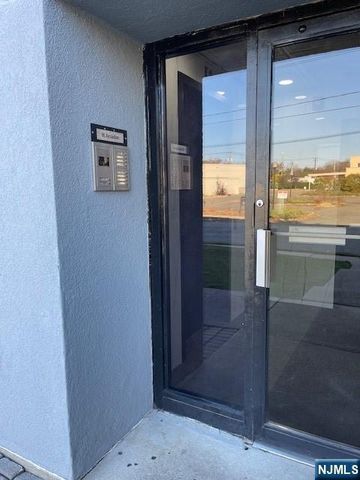 16 Arcadian Way, Paramus, NJ 07652