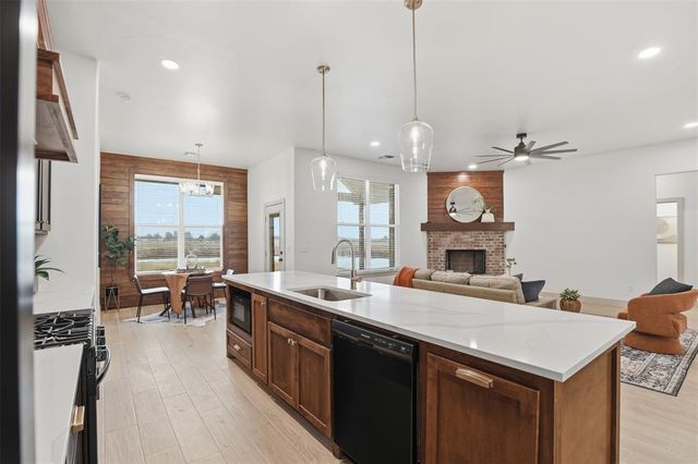 975 Hadley Lane, Tuttle, OK 73089