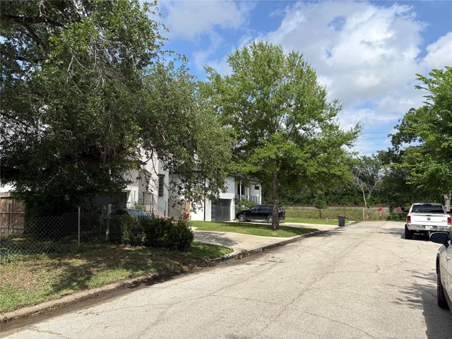 4304 Holt, Bellaire, TX 77401