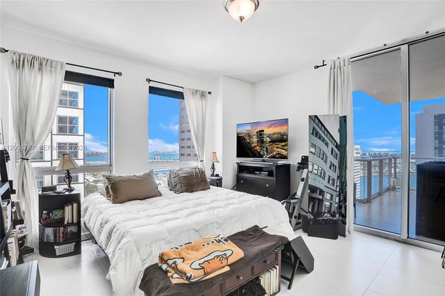 300 S Biscayne Blvd T-3216, Miami, FL 33131