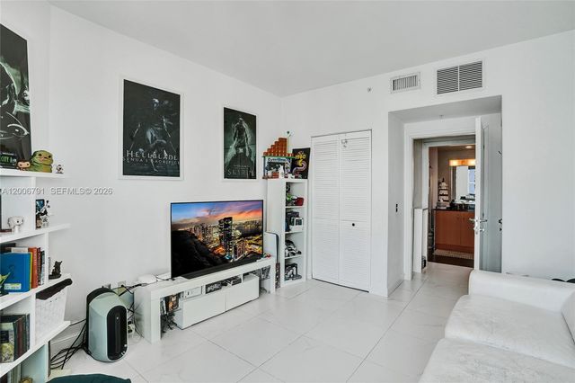 300 S Biscayne Blvd T-3216, Miami, FL 33131