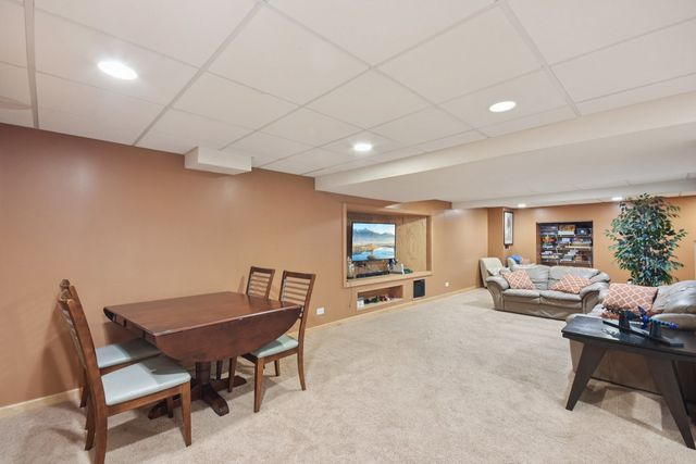 2590 Hennig Road, Hampshire, IL 60140