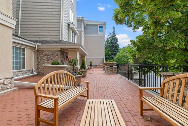 11460 Fairfield Road W 103, Minnetonka, MN 55305