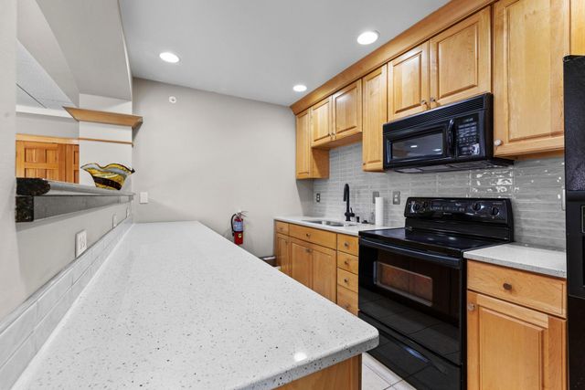 11460 Fairfield Road W 103, Minnetonka, MN 55305