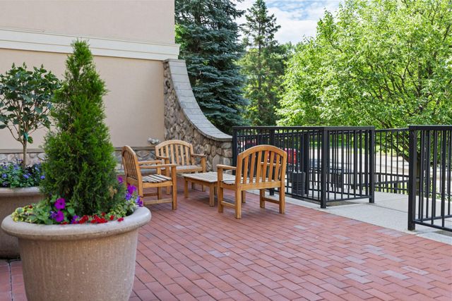 11460 Fairfield Road W 103, Minnetonka, MN 55305
