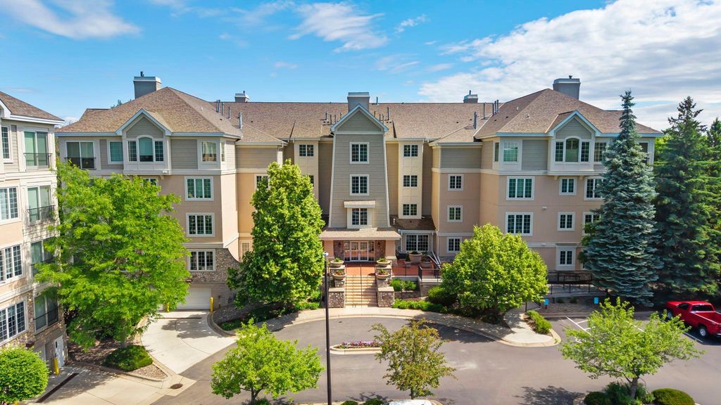 11460 Fairfield Road W 103, Minnetonka, MN 55305