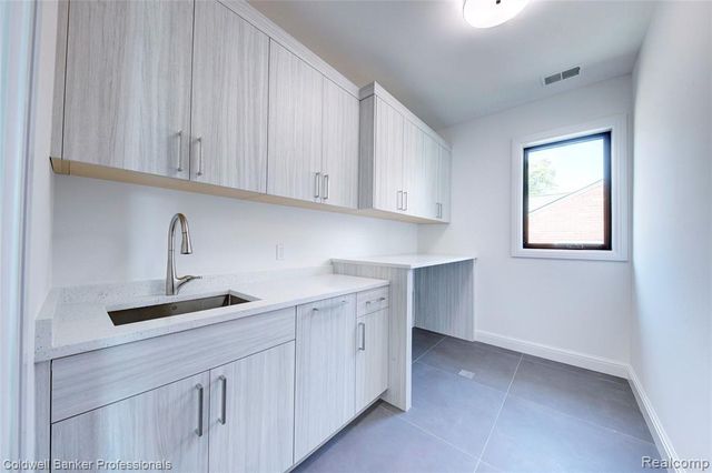 394 S Glenhurst Drive, Birmingham, MI 48009