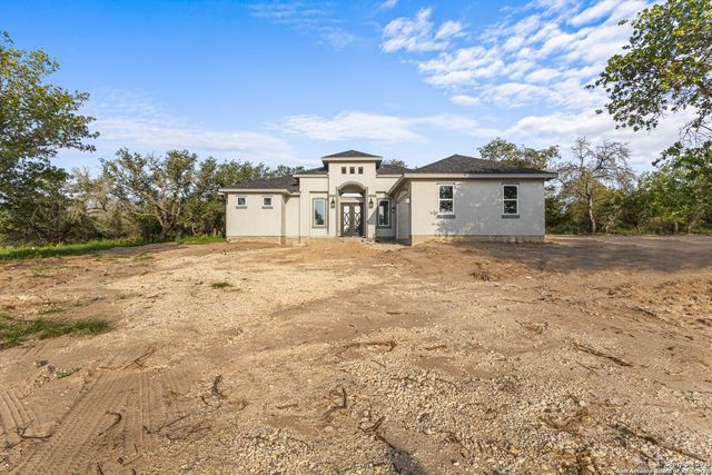 114 CR 6875, Natalia, TX 78059