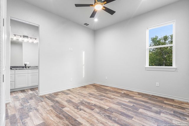 114 CR 6875, Natalia, TX 78059