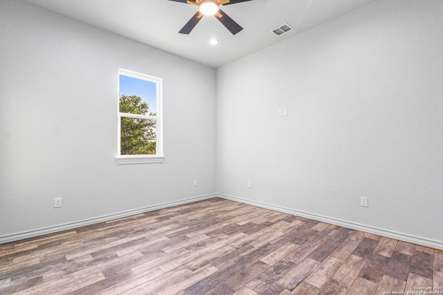 114 CR 6875, Natalia, TX 78059