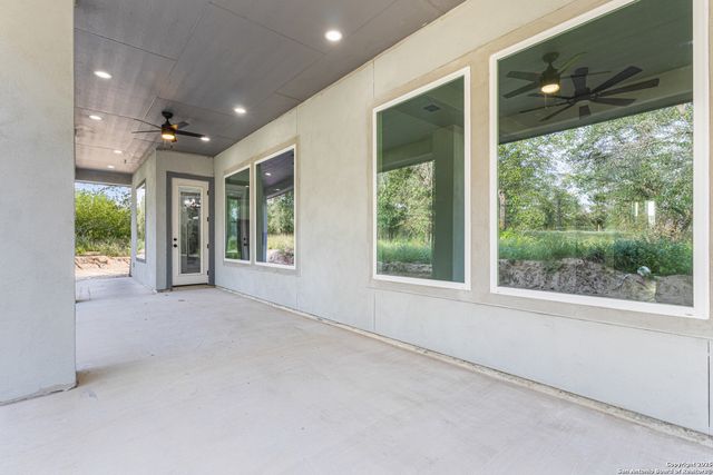 114 CR 6875, Natalia, TX 78059