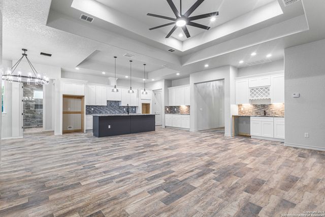 114 CR 6875, Natalia, TX 78059
