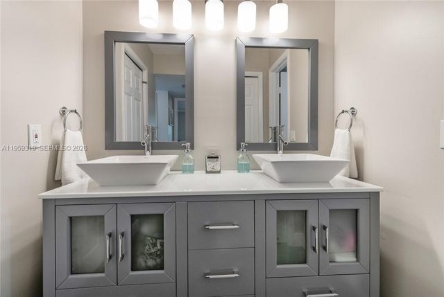 402 Lakeview Dr 201, Weston, FL 33326