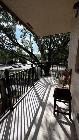 402 Lakeview Dr 201, Weston, FL 33326