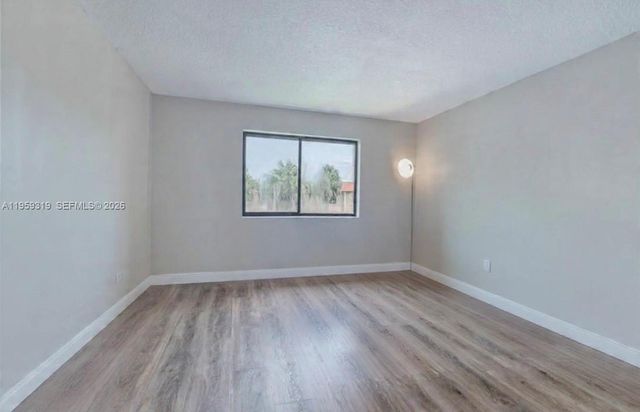 402 Lakeview Dr 201, Weston, FL 33326