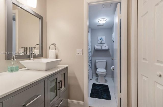 402 Lakeview Dr 201, Weston, FL 33326