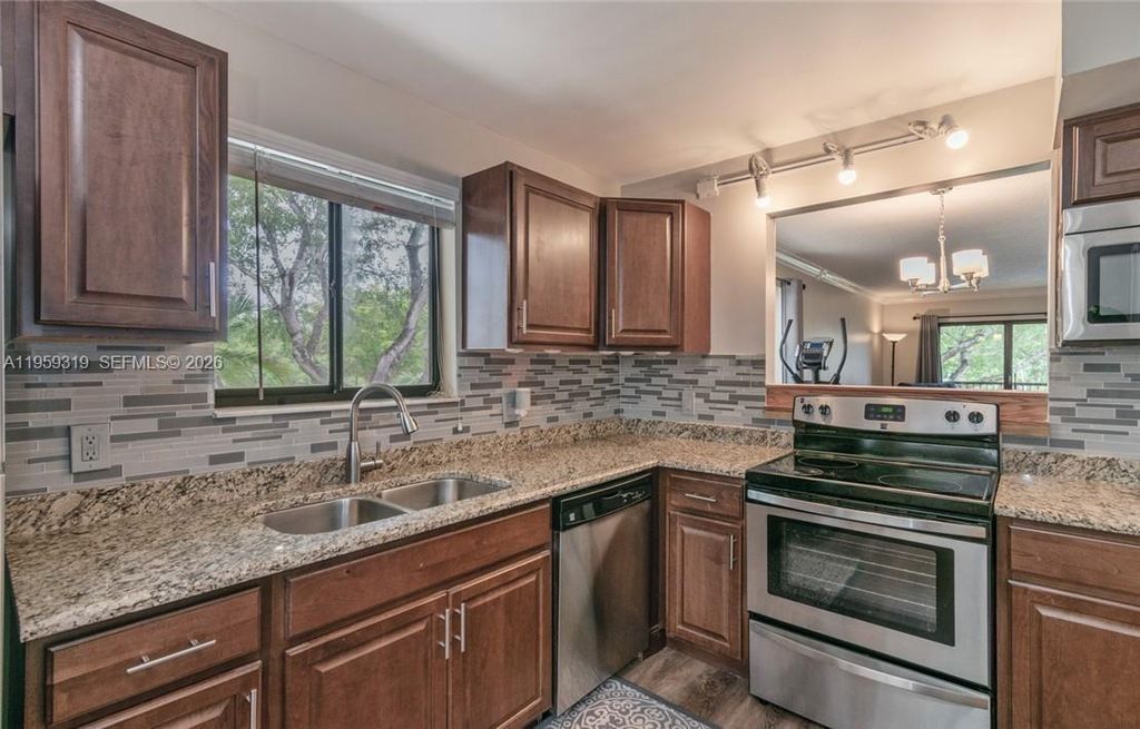 402 Lakeview Dr 201, Weston, FL 33326